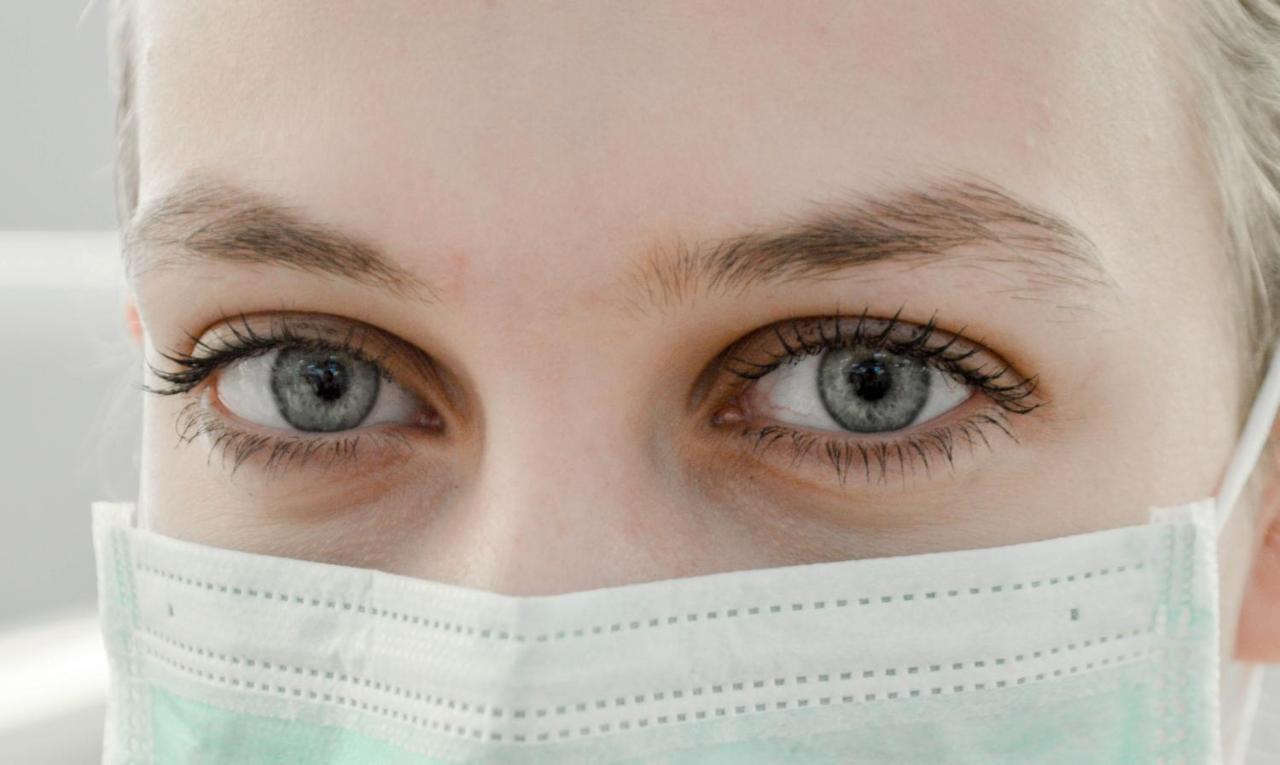 Novotel Chennai Sipcot מראה חיצוני תמונה A doctor wearing a surgical mask