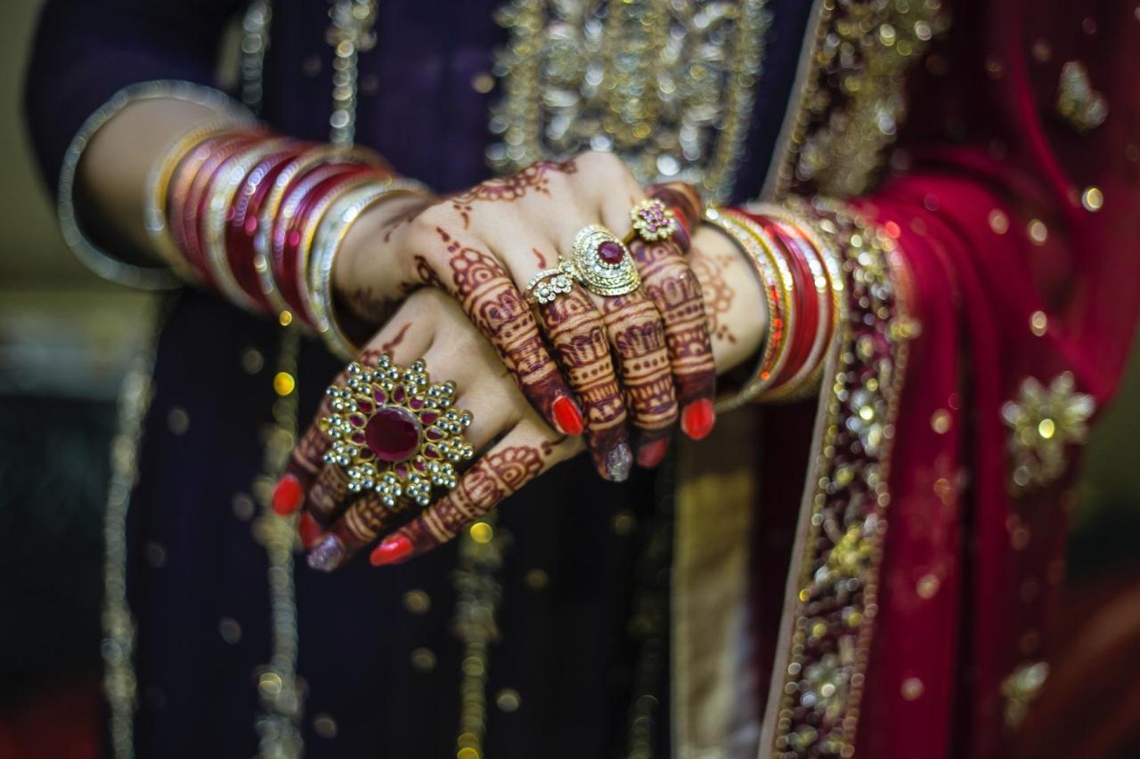 Novotel Chennai Sipcot מראה חיצוני תמונה A bride with henna on her hands