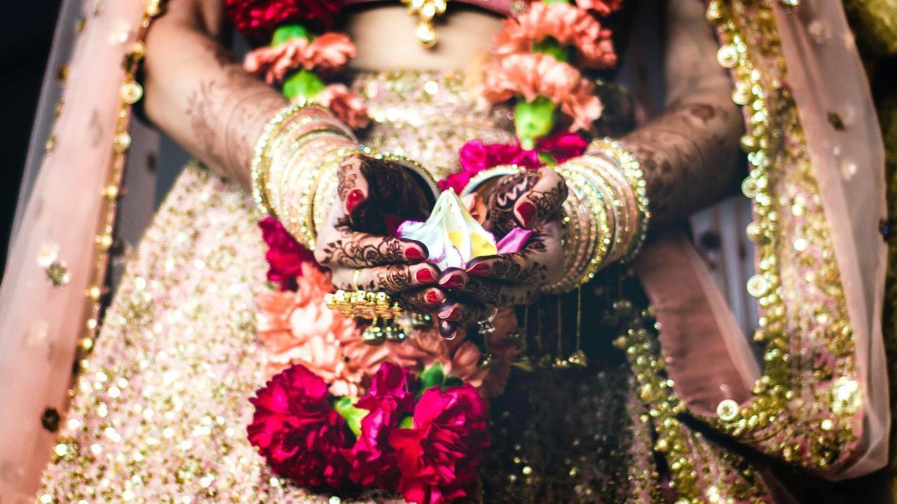 Novotel Chennai Sipcot מראה חיצוני תמונה Bride holding a pot of haldi