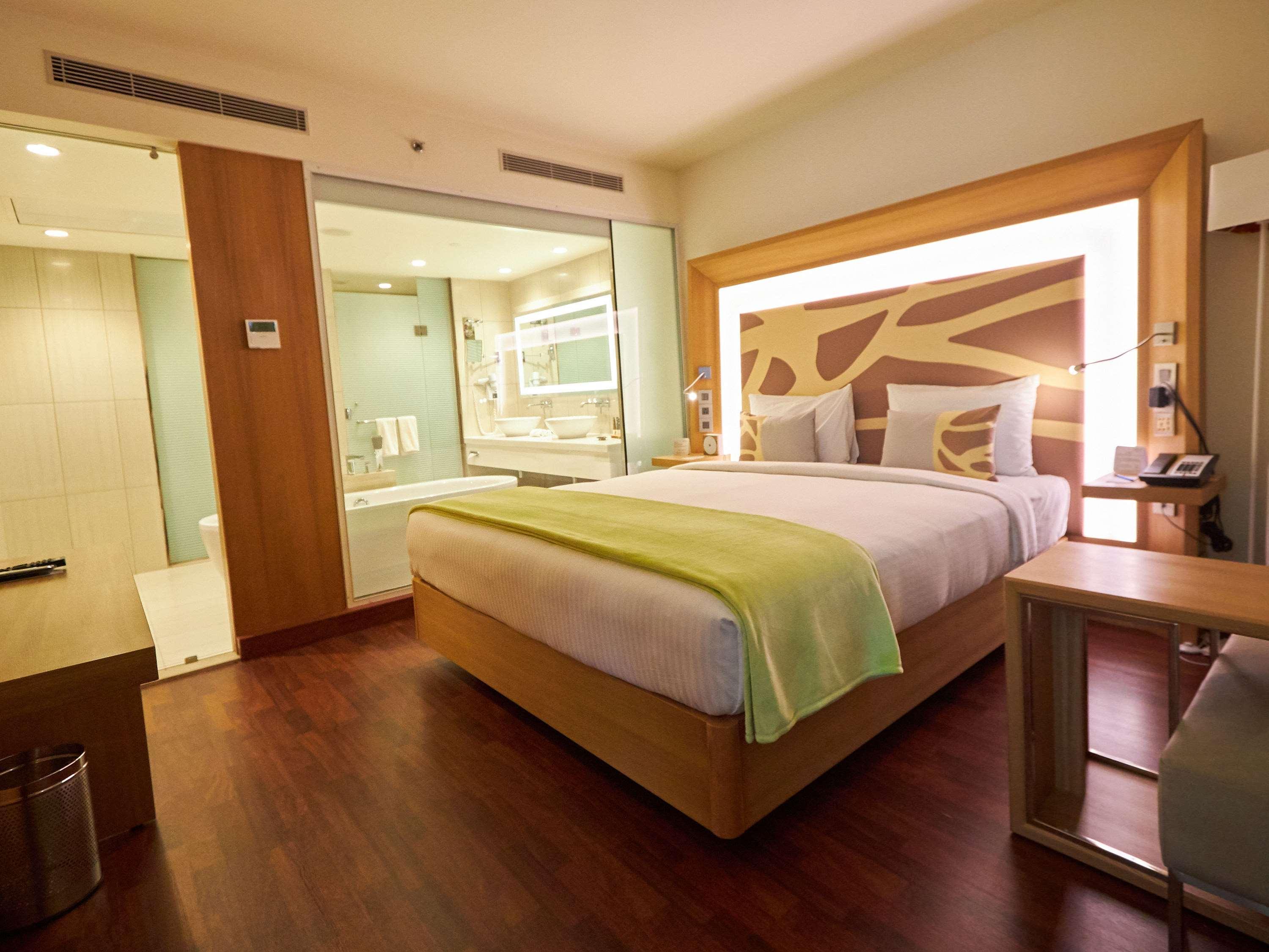 Novotel Chennai Sipcot מראה חיצוני תמונה A room at the Park Inn