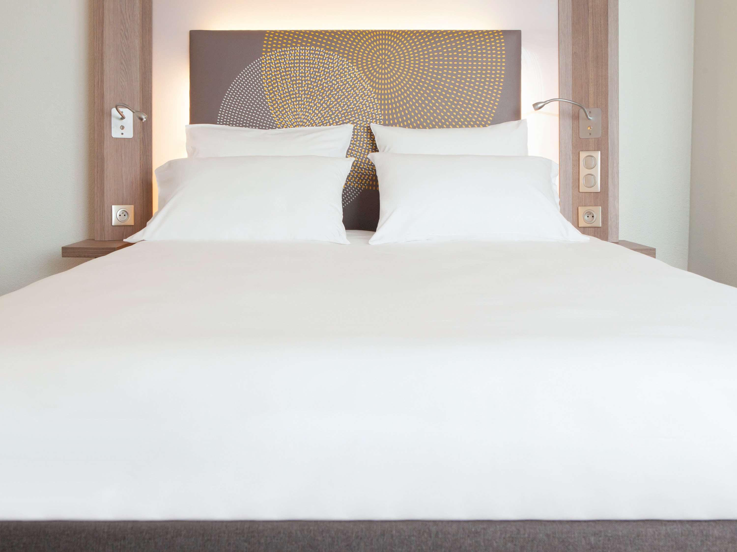 Novotel Chennai Sipcot מראה חיצוני תמונה A bed with a duvet
