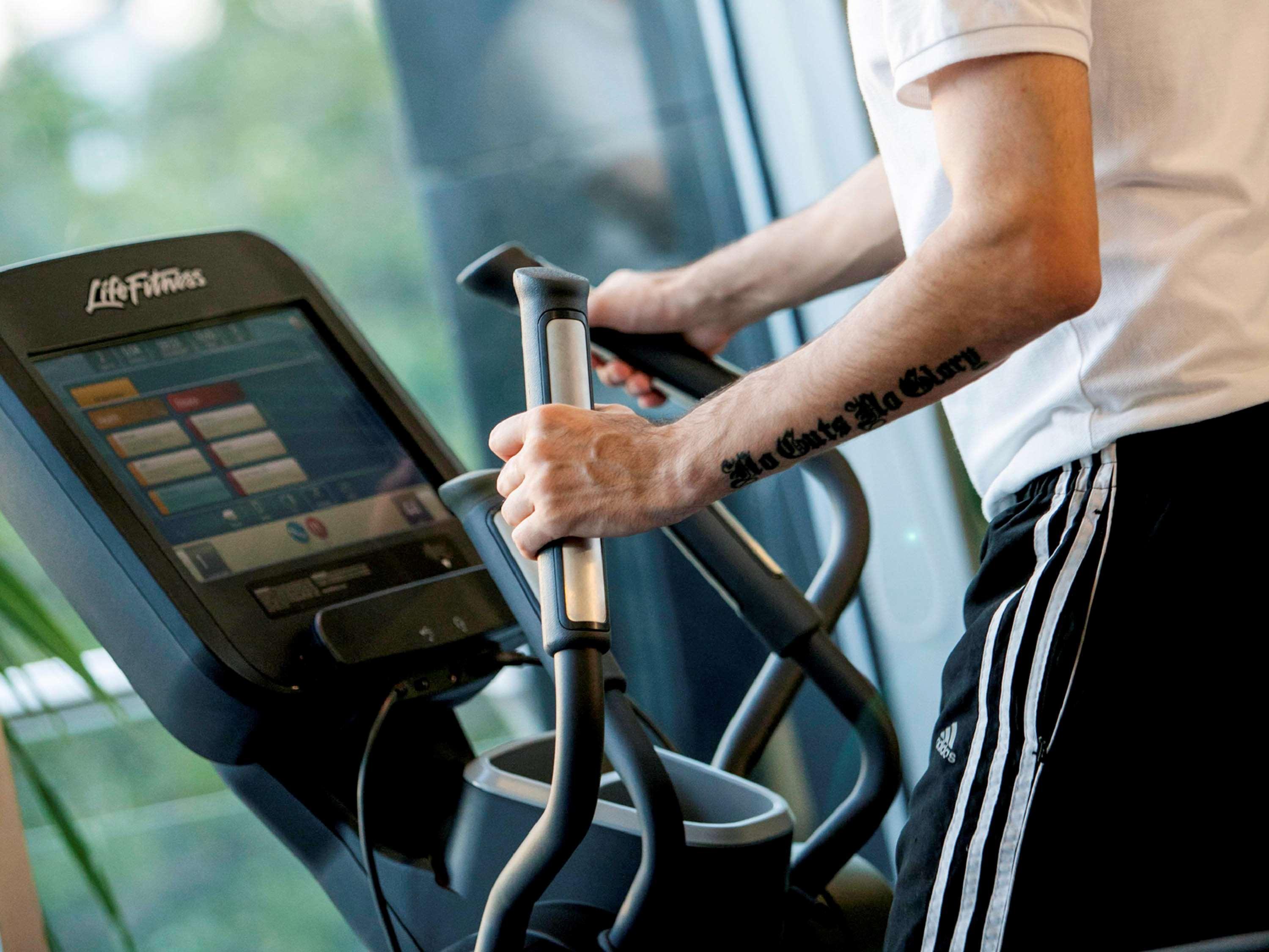 Novotel Chennai Sipcot מראה חיצוני תמונה A cross trainer