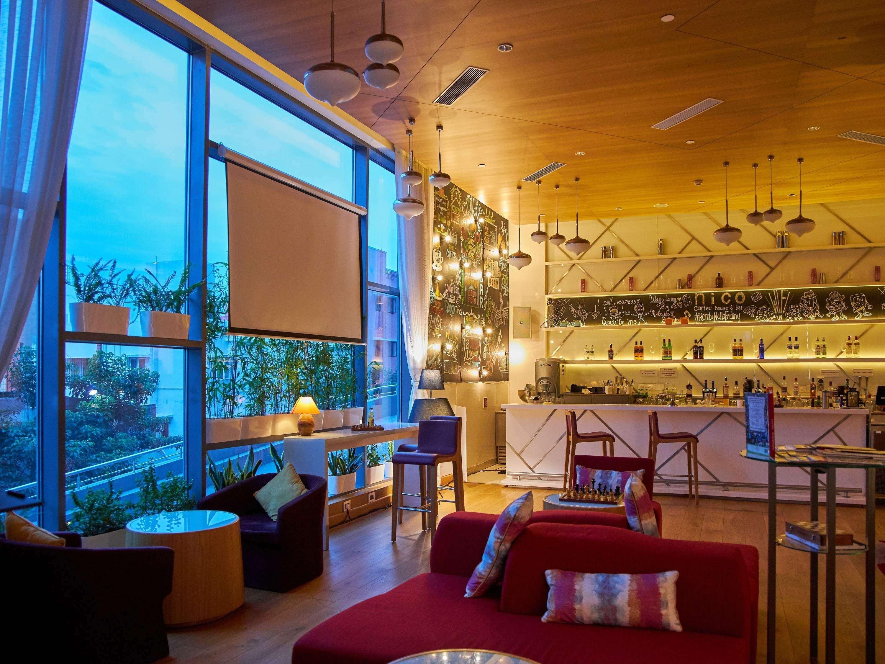 Novotel Chennai Sipcot מראה חיצוני תמונה The bar at the 360° Sky Lounge