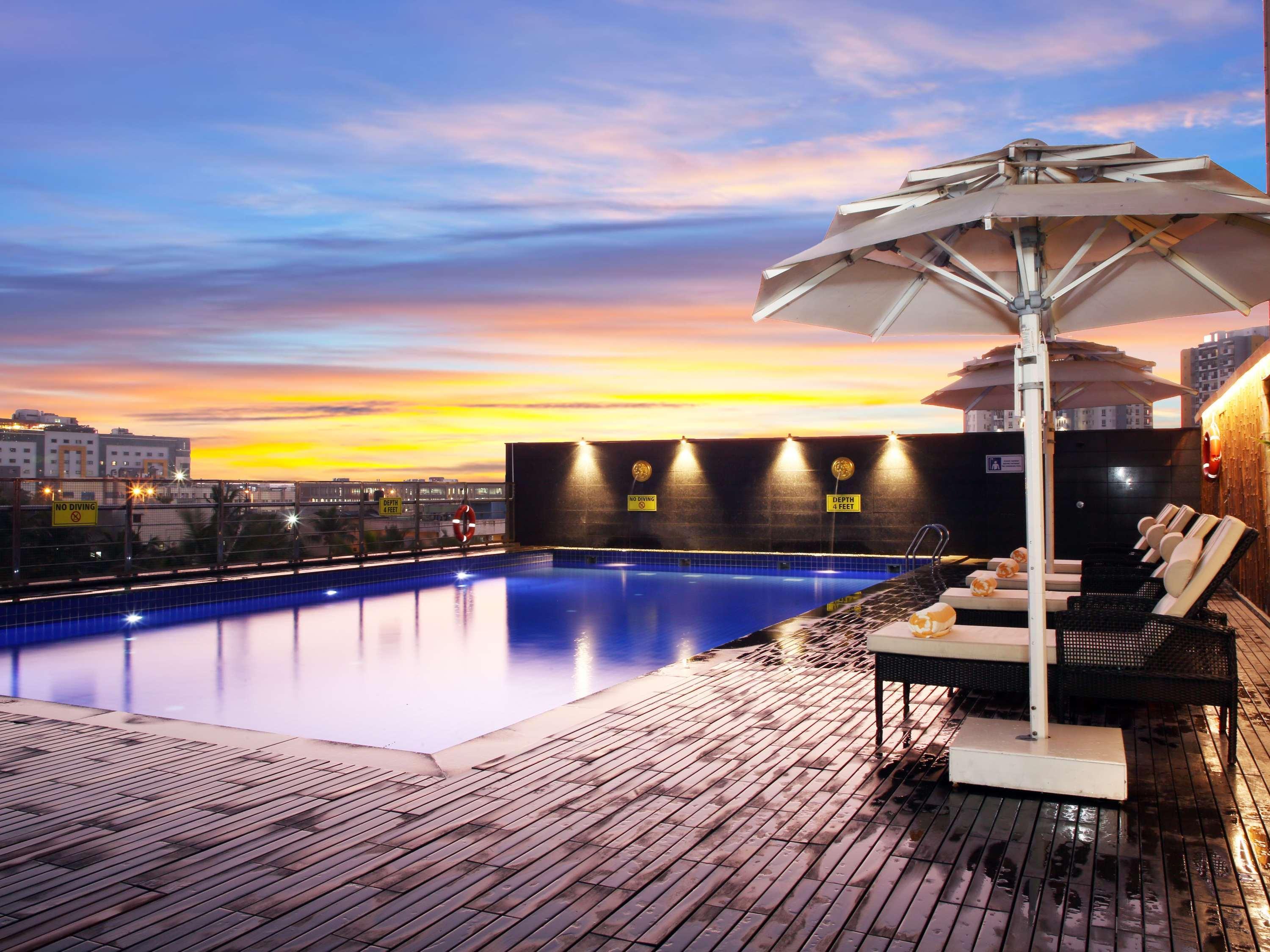 Novotel Chennai Sipcot מראה חיצוני תמונה The swimming pool at the hotel