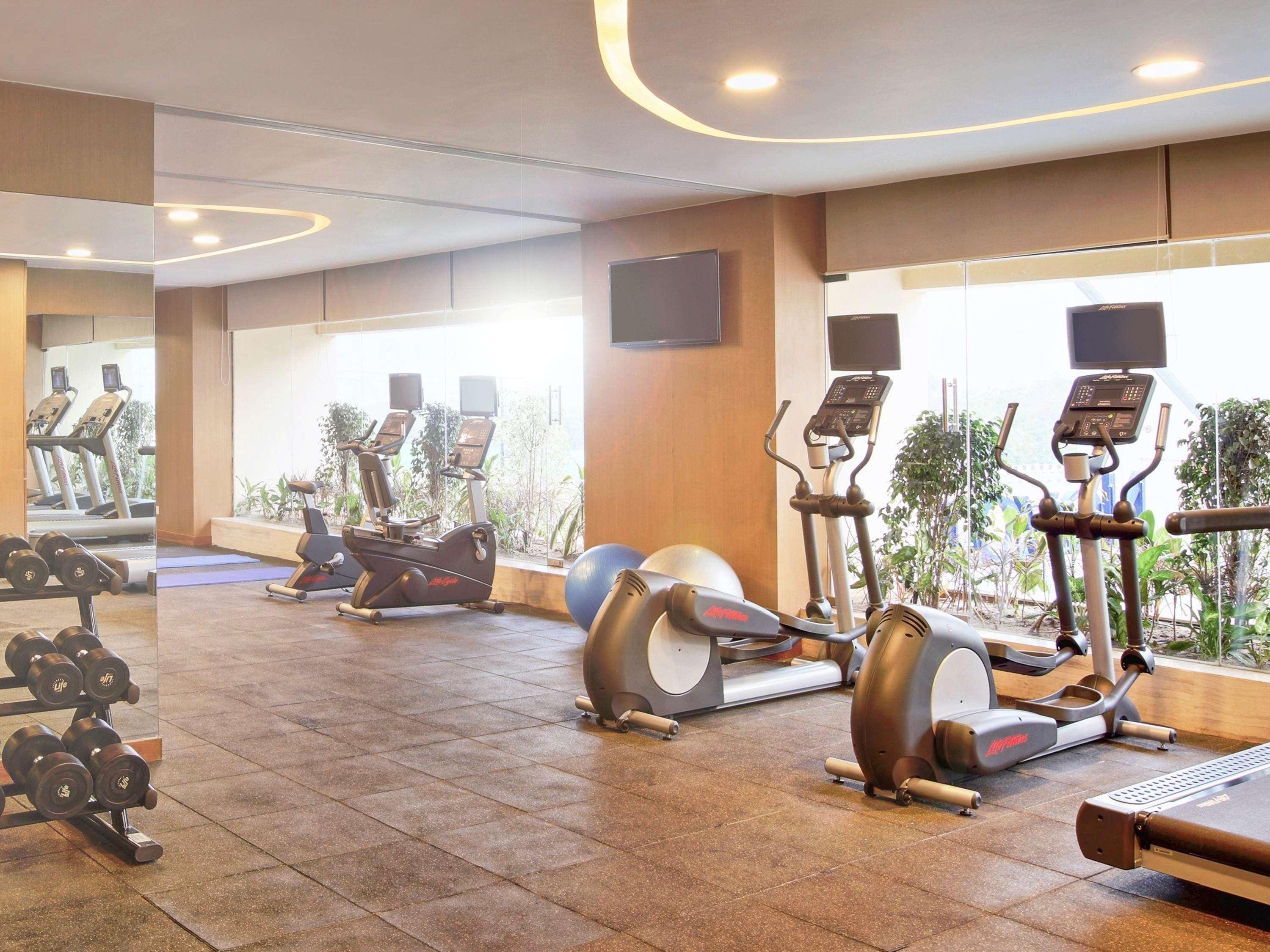 Novotel Chennai Sipcot מראה חיצוני תמונה The gym at the hotel