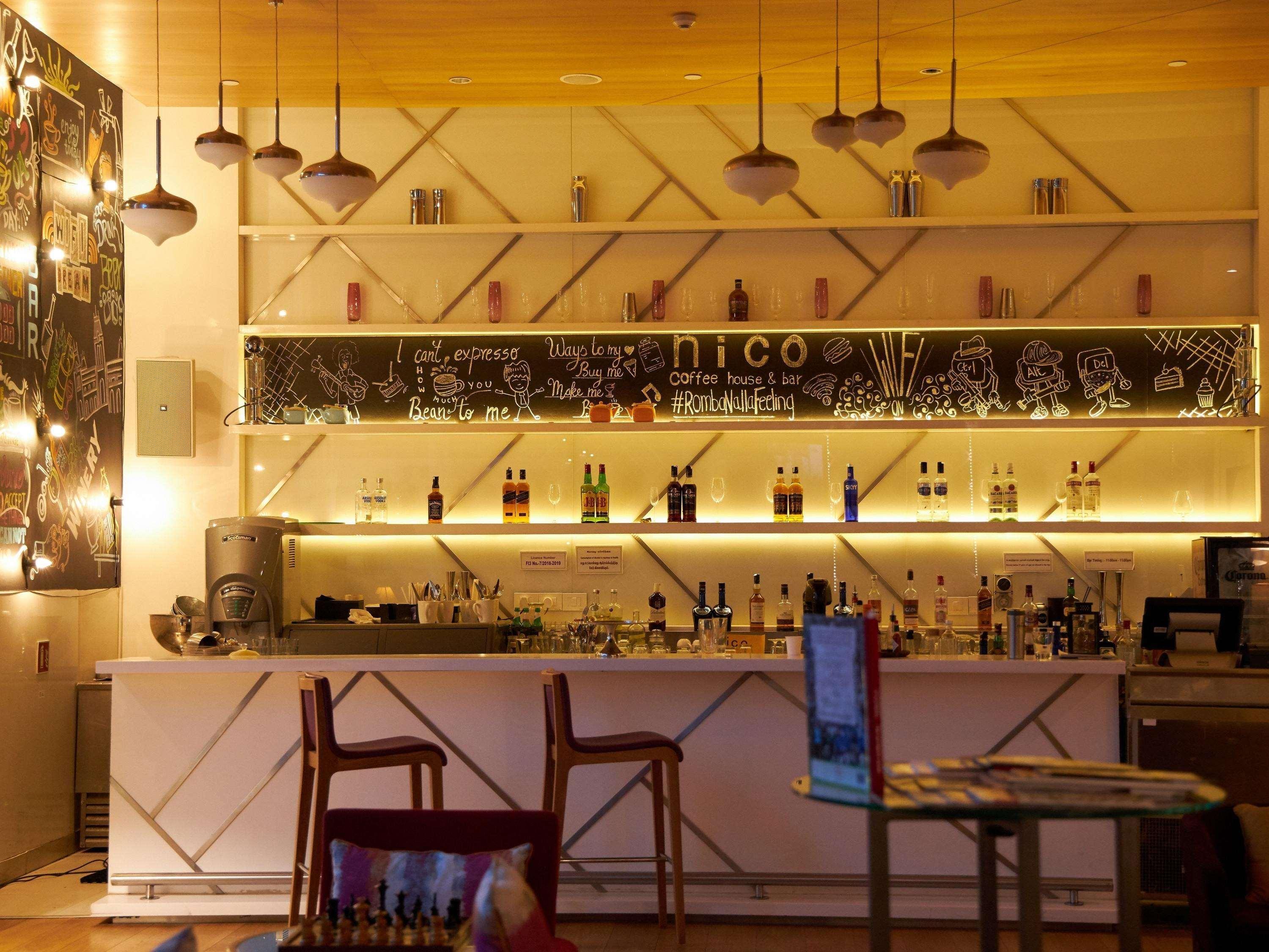 Novotel Chennai Sipcot מראה חיצוני תמונה The bar at the 1900 restaurant