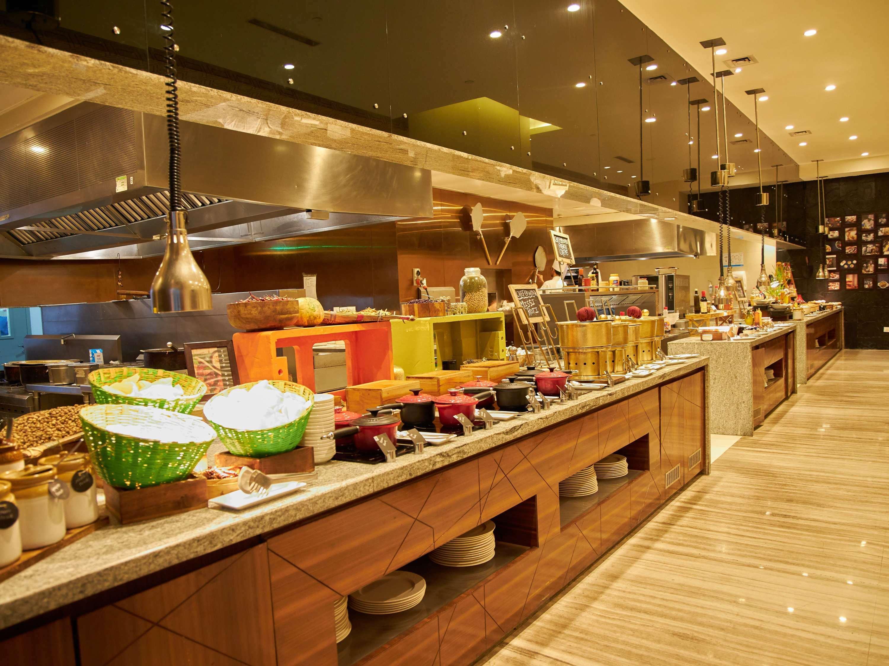 Novotel Chennai Sipcot מראה חיצוני תמונה The buffet at the hotel