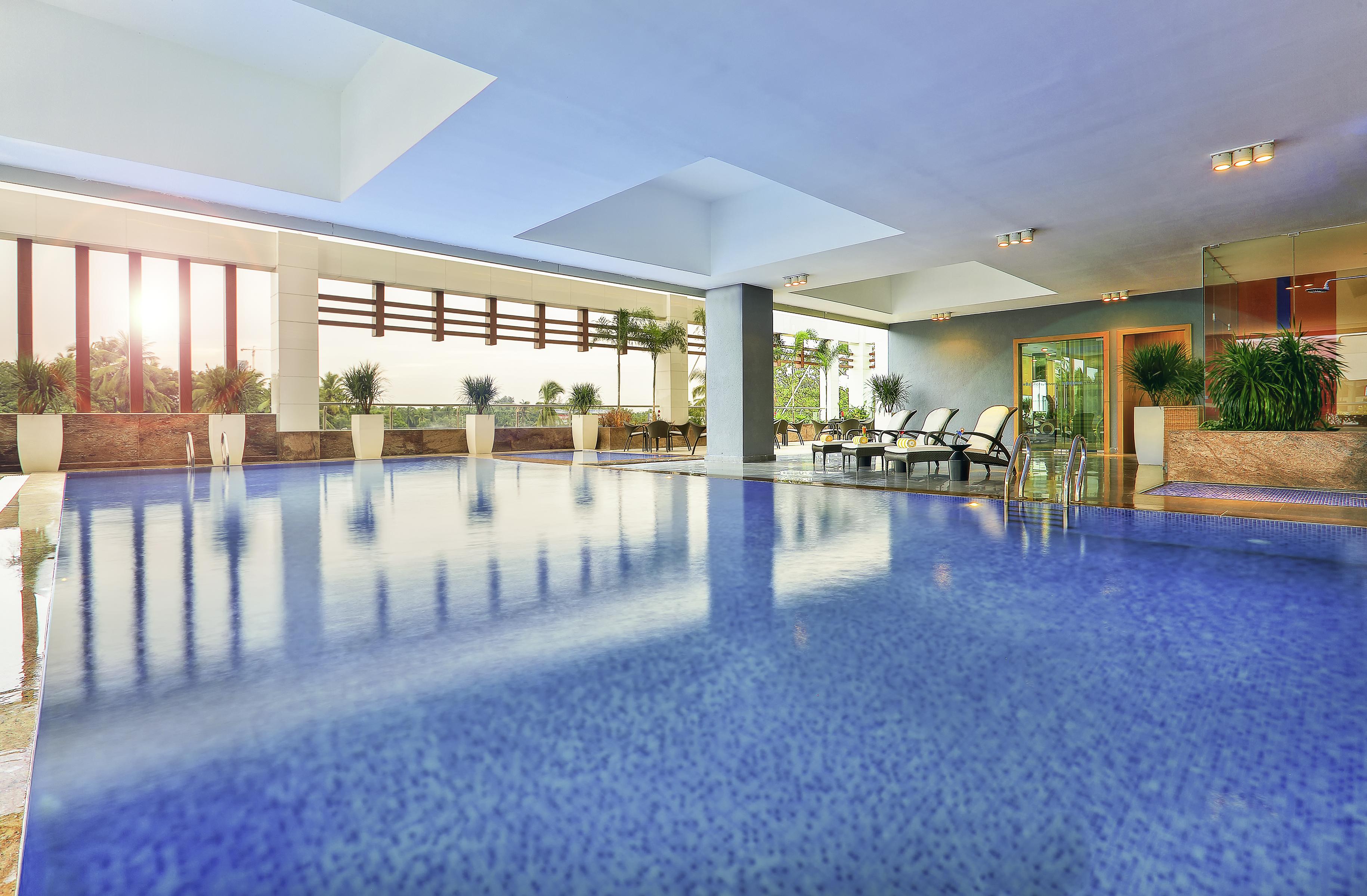 Novotel Chennai Sipcot מראה חיצוני תמונה The swimming pool at the hotel