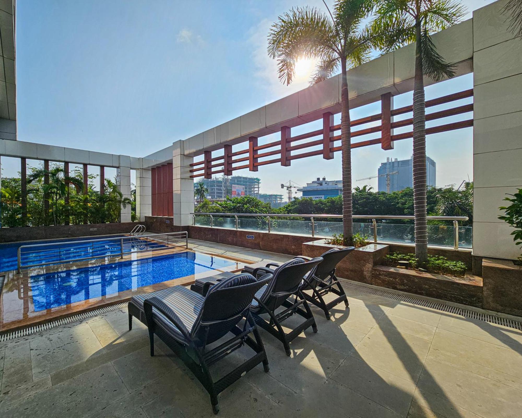 Novotel Chennai Sipcot מראה חיצוני תמונה Rooftop pool