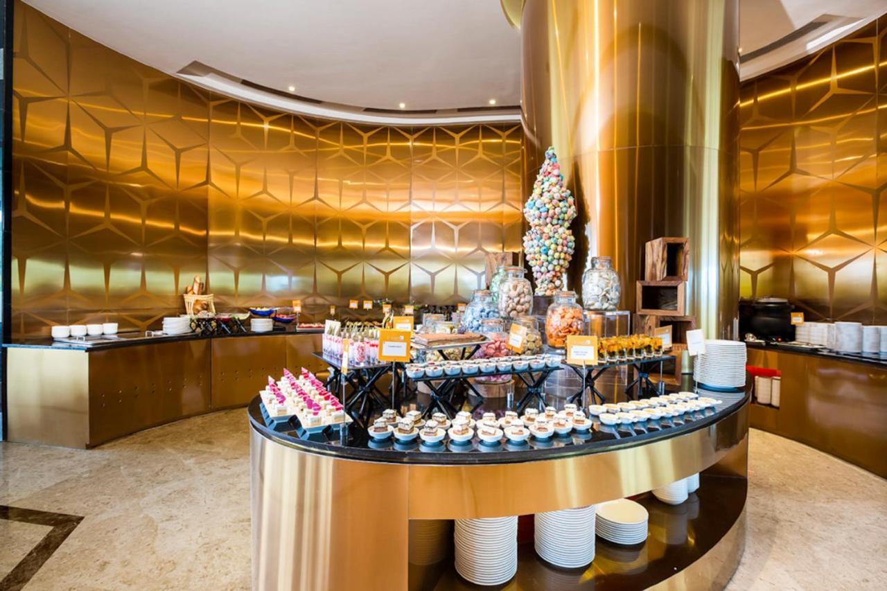 Novotel Chennai Sipcot מראה חיצוני תמונה The buffet at the lobby