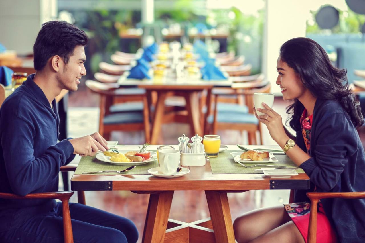 Novotel Chennai Sipcot מראה חיצוני תמונה A couple eating breakfast