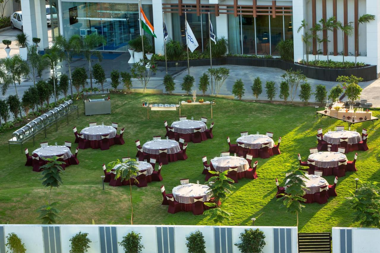 Novotel Chennai Sipcot מראה חיצוני תמונה The lawn at the hotel