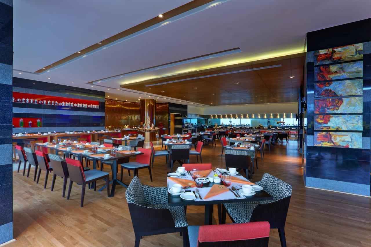Novotel Chennai Sipcot מראה חיצוני תמונה The interior of the restaurant
