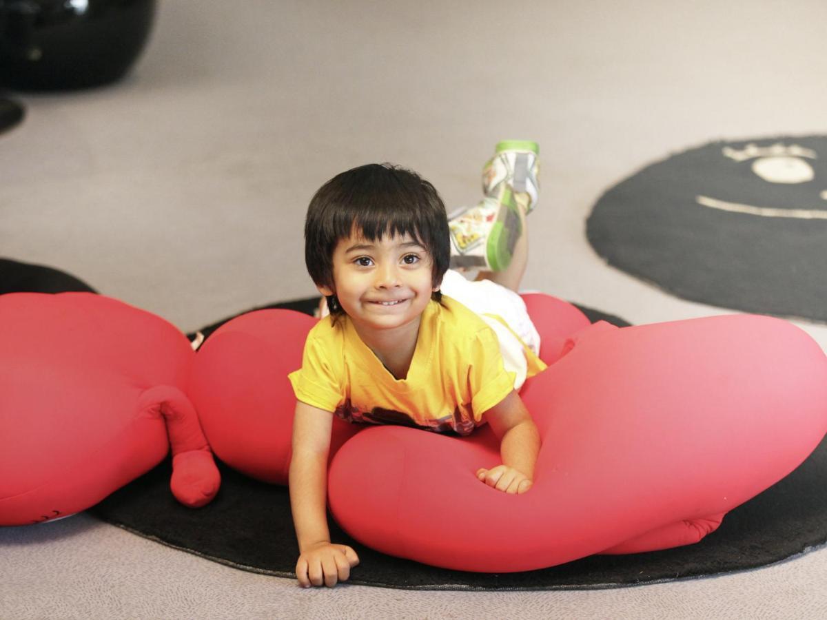 Novotel Chennai Sipcot מראה חיצוני תמונה A child playing with a bean bag