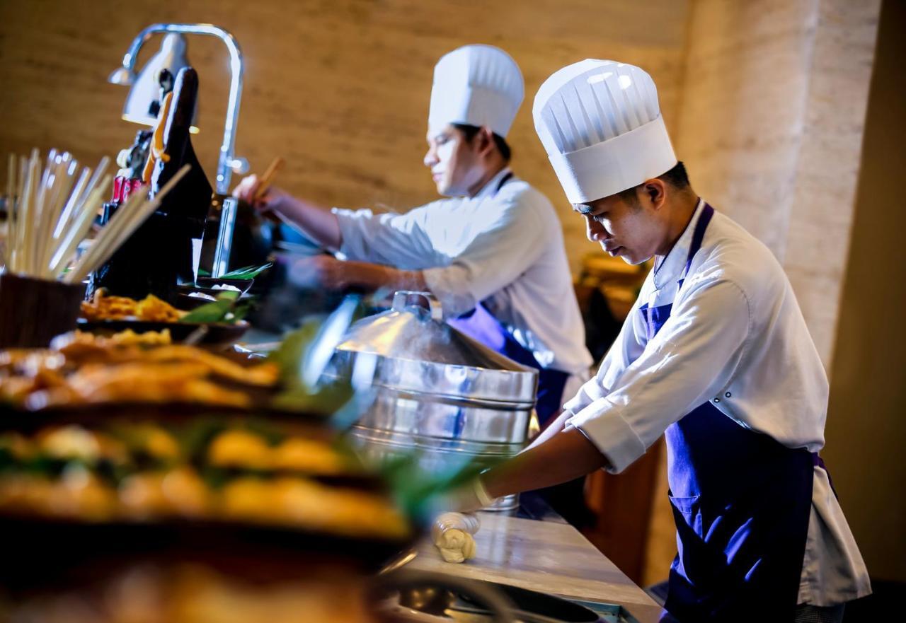 Novotel Chennai Sipcot מראה חיצוני תמונה A chef at work