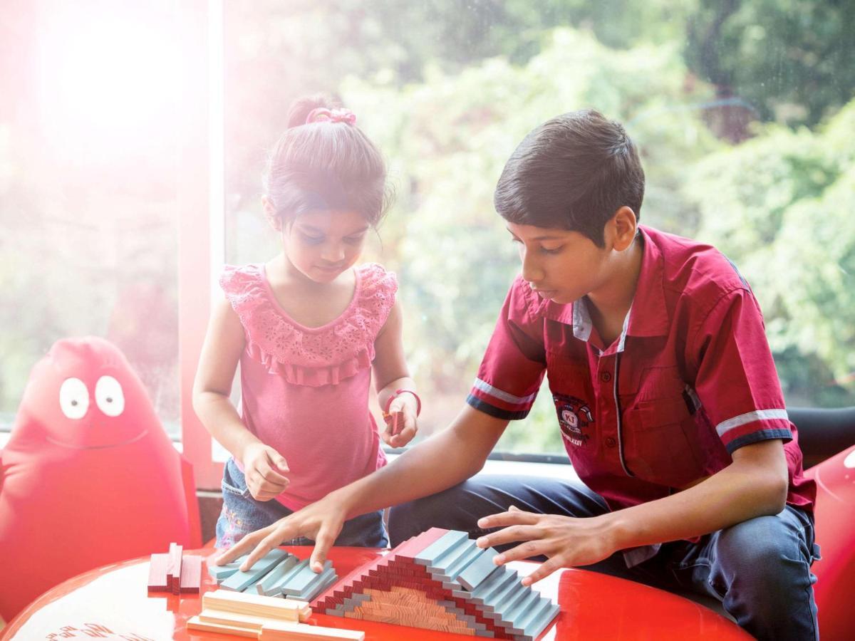 Novotel Chennai Sipcot מראה חיצוני תמונה Children playing with the piano