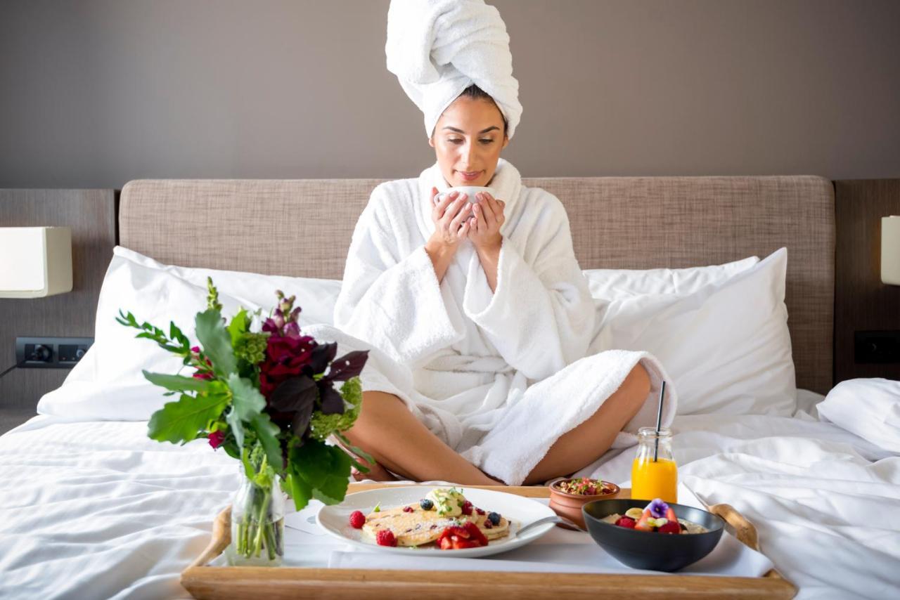 Novotel Chennai Sipcot מראה חיצוני תמונה A woman in a bathrobe